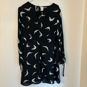 Dynamite Women’s Swallow Bird long tie sleeve scoop neck dress size medium EUC!